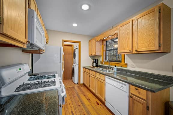 Linger Longer Cabin - Image 5